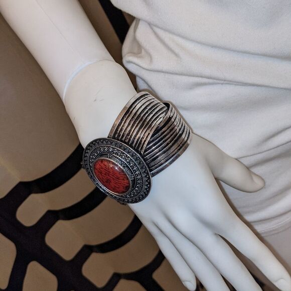 Gorgeous vintage medallion spice colored cuff bracelet - Picture 2 of 7